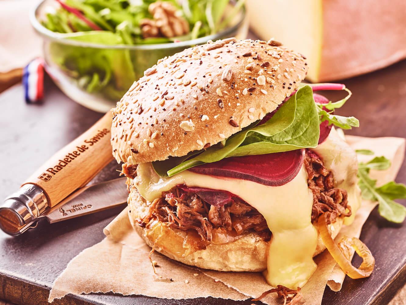 Burger à l effiloché de boeuf oignons confits et Raclette de Savoie